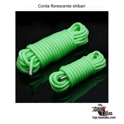 Com a Corda fluorescente shibari, disponível em dois tamanhos, 5 metros e 10 metros, é possível criar amarrações deslumbrantes e envolventes.