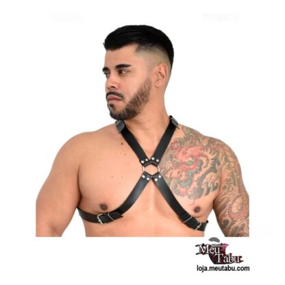 Harness masculino Malik meutabu Material: Bedin 85% laminado PVC, 15% de manta Poliéster, Linha 100% Poliéster; Rebites niquelados; Argola e fivelas. Medidas: Ajustável (veste do P ao G).