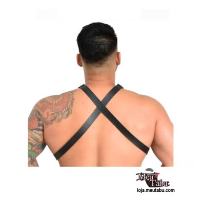 Harness masculino Malik meutabu Material: Bedin 85% laminado PVC, 15% de manta Poliéster, Linha 100% Poliéster; Rebites niquelados; Argola e fivelas. Medidas: Ajustável (veste do P ao G).