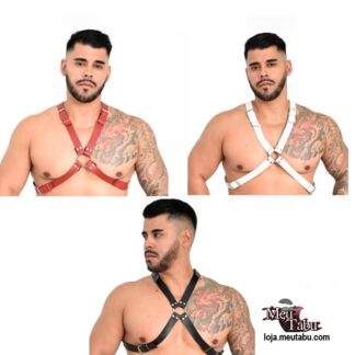 Harness masculino Malik meutabu Material: Bedin 85% laminado PVC, 15% de manta Poliéster, Linha 100% Poliéster; Rebites niquelados; Argola e fivelas. Medidas: Ajustável (veste do P ao G).